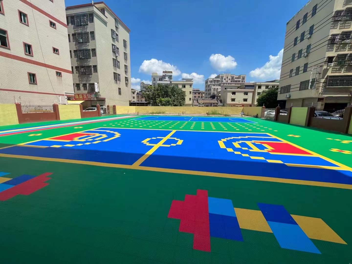 花都河背幼兒園室內(nèi)木紋及操場懸浮地板安裝