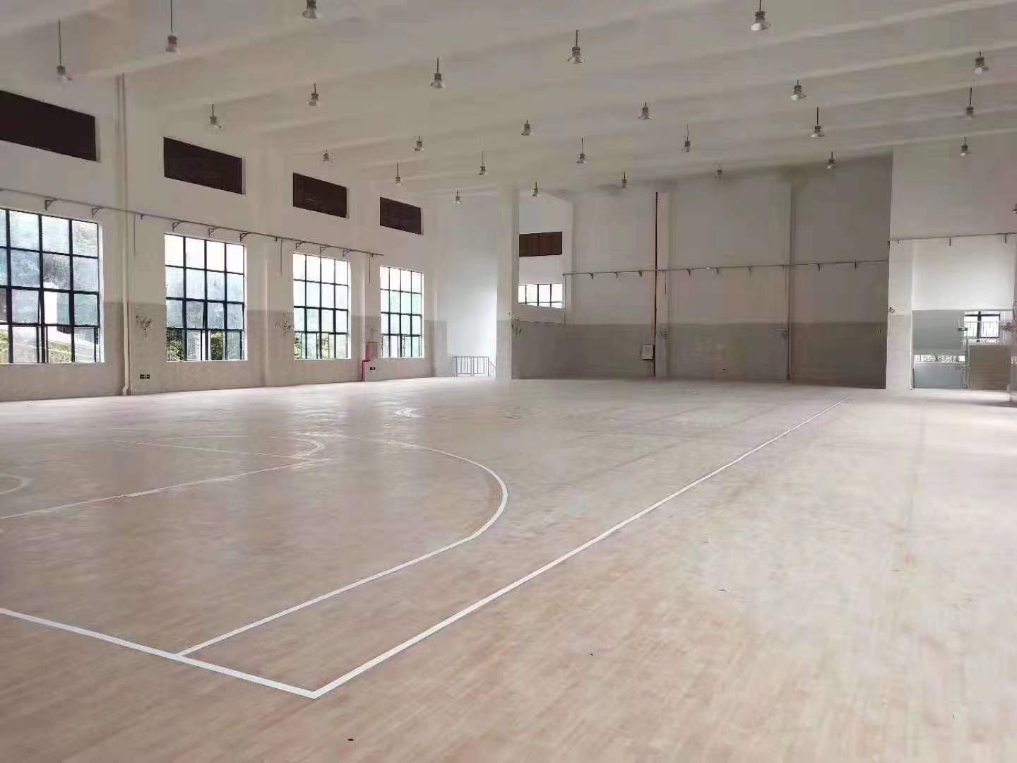 廣州墩頭坳小學(xué)體育館楓木紋6.0鋪設(shè)完工